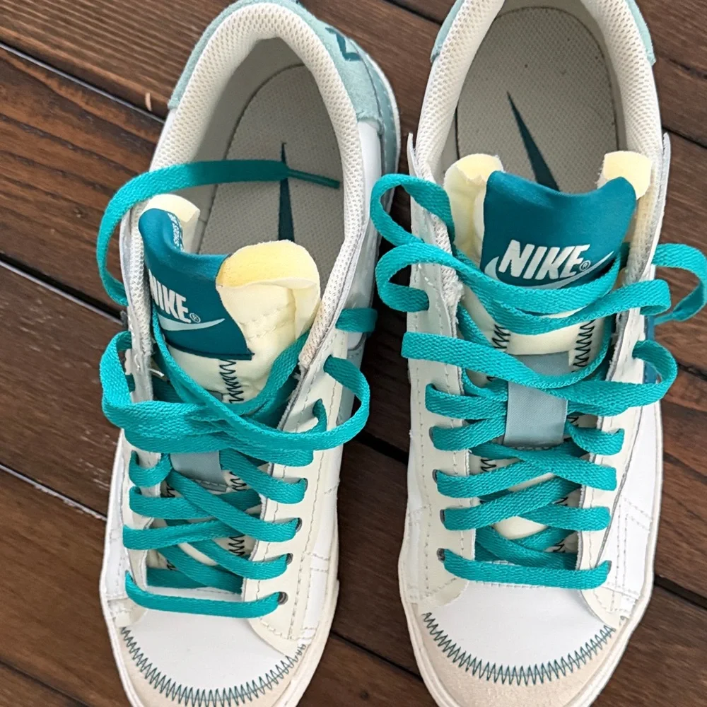 Nike Women’s Blazer Low ’77 Jumbo White Teal Green Leather Sneakers Size 11